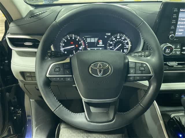 used 2022 Toyota Highlander car, priced at $36,995