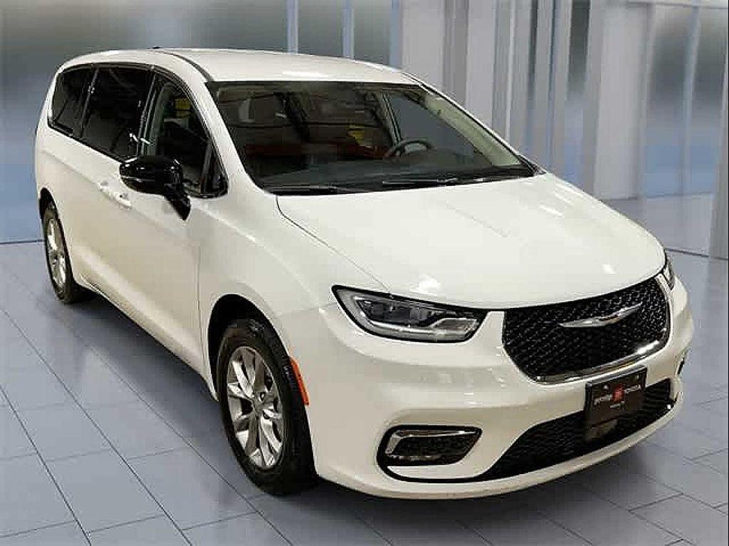 used 2024 Chrysler Pacifica car, priced at $37,695