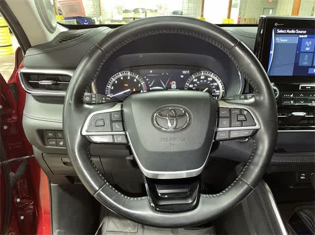 used 2022 Toyota Highlander car, priced at $41,495