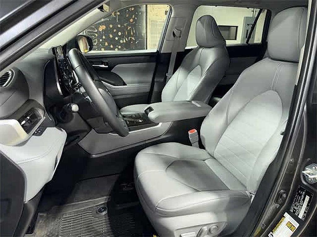 used 2022 Toyota Highlander car, priced at $31,995