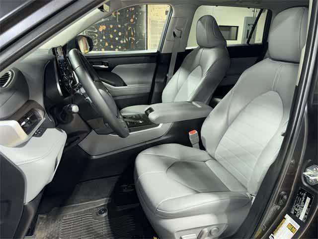 used 2022 Toyota Highlander car, priced at $33,295