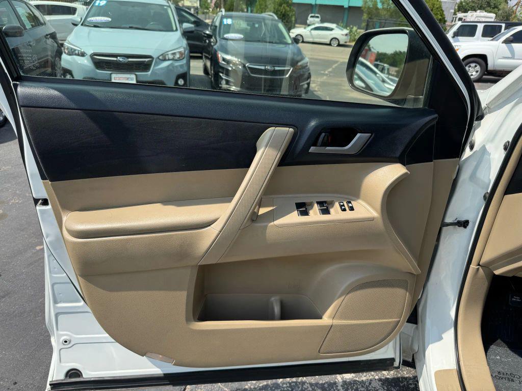 used 2012 Toyota Highlander Hybrid car, priced at $10,992