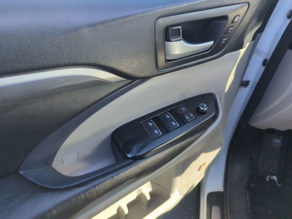 used 2018 Toyota Highlander car, priced at $22,995