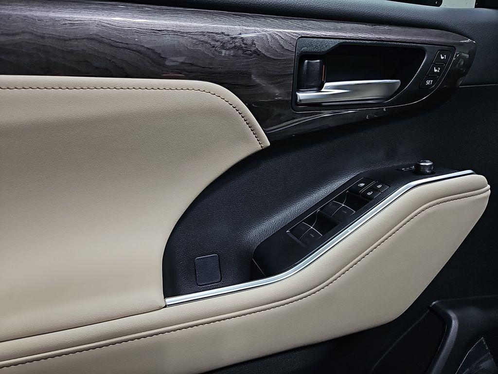 new 2025 Toyota Highlander car, priced at $50,853