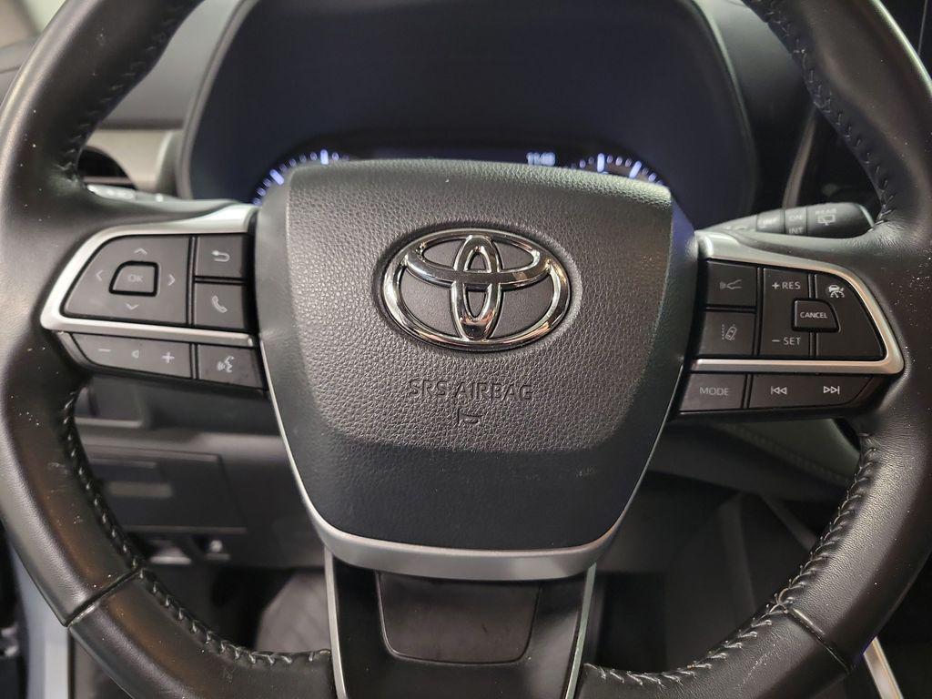 used 2023 Toyota Highlander Hybrid car, priced at $31,995