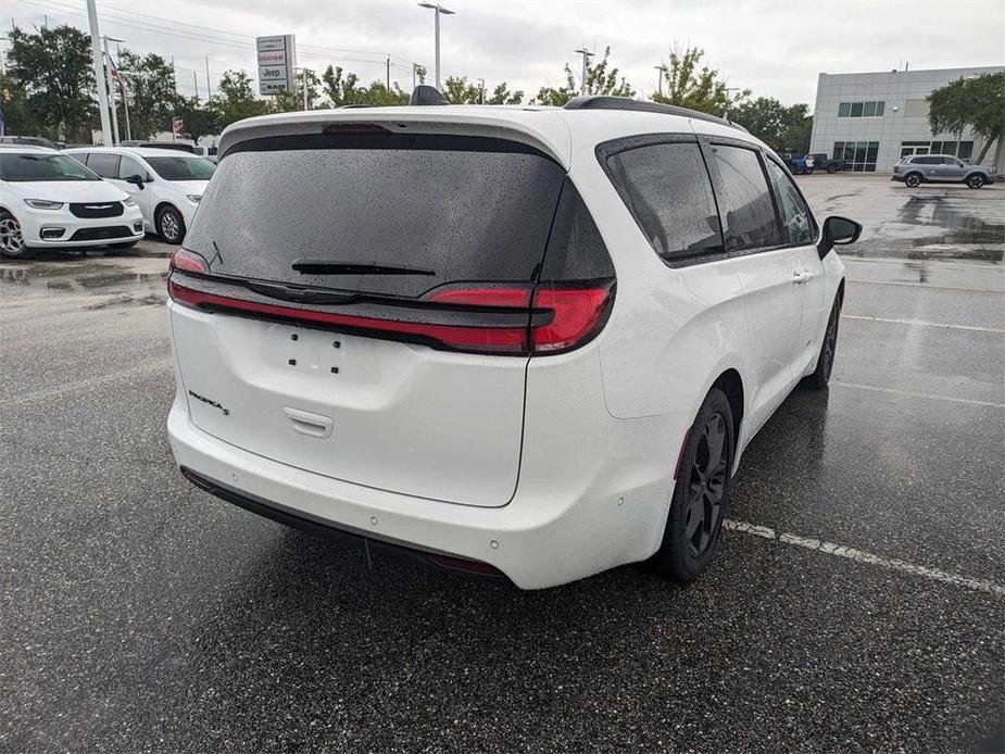 new 2024 Chrysler Pacifica car, priced at $42,939