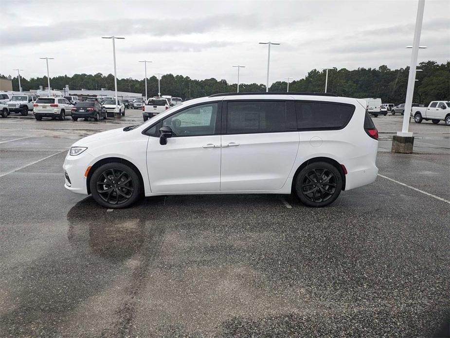 new 2024 Chrysler Pacifica car, priced at $42,939