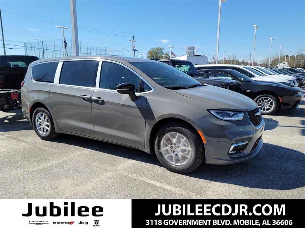 new 2025 Chrysler Pacifica car, priced at $44,815