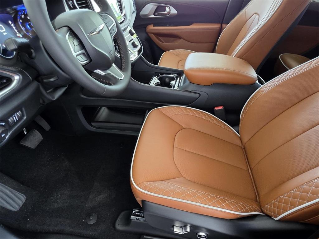 new 2025 Chrysler Pacifica car