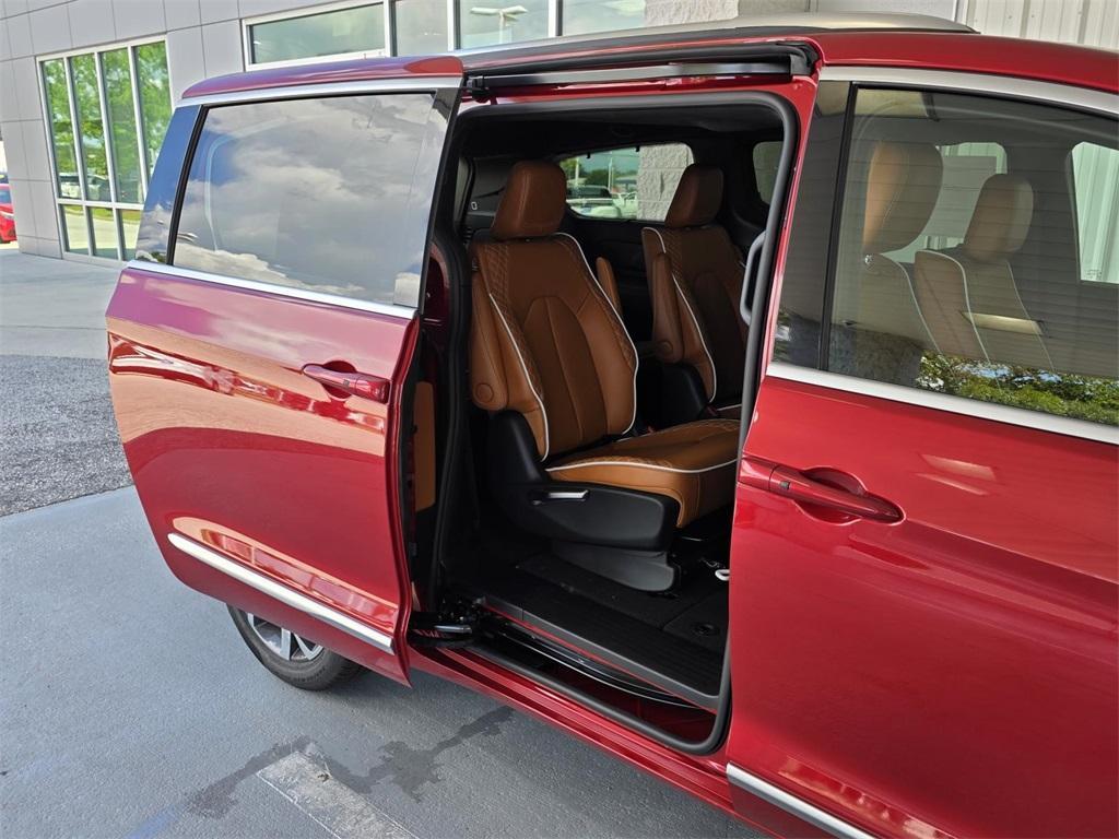 new 2025 Chrysler Pacifica car