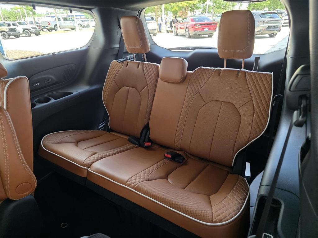 new 2025 Chrysler Pacifica car