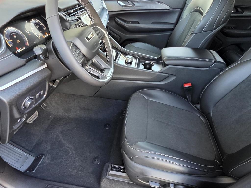 new 2025 Jeep Grand Cherokee car, priced at $41,904