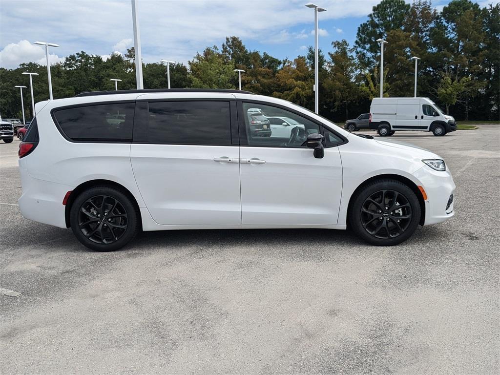 new 2024 Chrysler Pacifica car, priced at $42,939