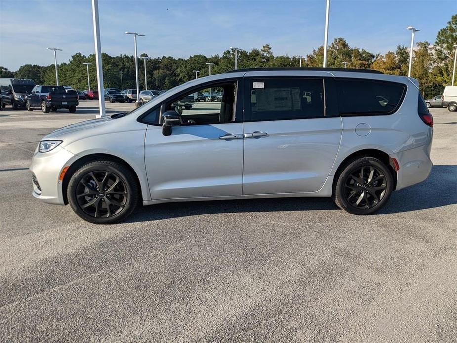 new 2023 Chrysler Pacifica car, priced at $44,179