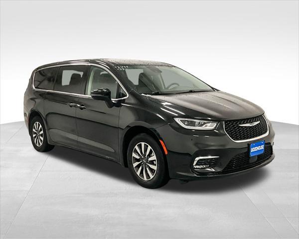 used 2023 Chrysler Pacifica Hybrid car, priced at $24,460