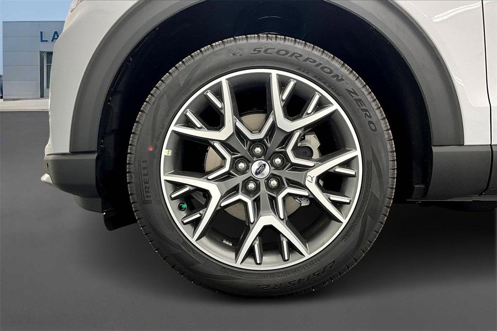 new 2025 Ford Explorer car, priced at $62,090