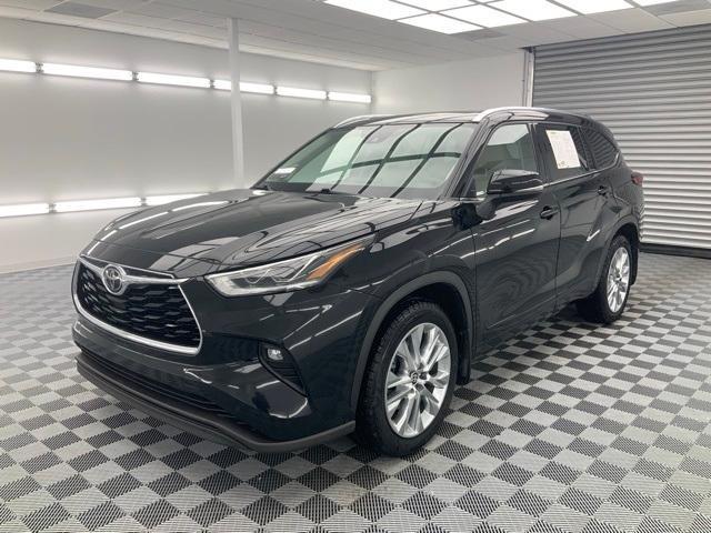 used 2020 Toyota Highlander car, priced at $29,499