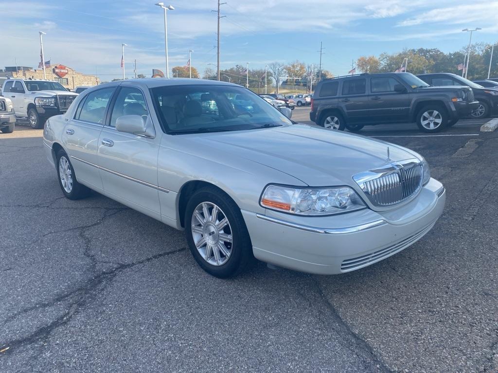 used 2007 Lincoln Town Car car, priced at $7,000
