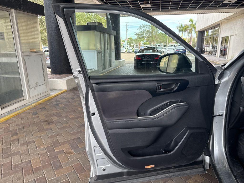used 2023 Toyota Highlander car, priced at $30,986