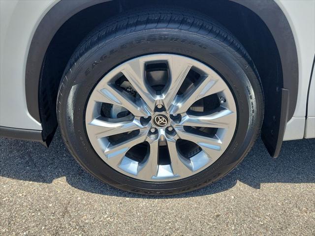 used 2022 Toyota Highlander Hybrid car, priced at $38,552