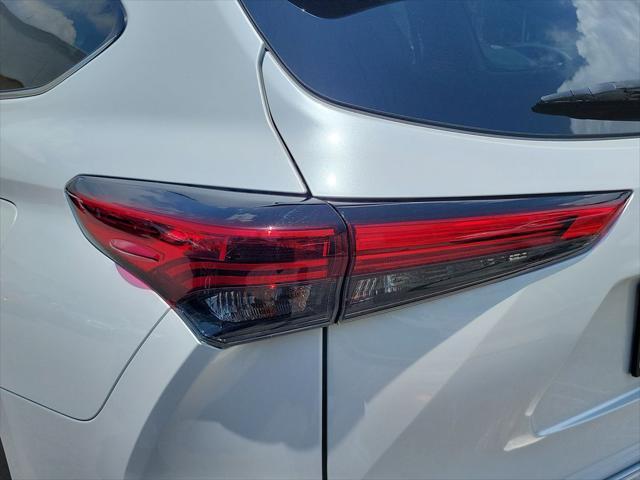 used 2022 Toyota Highlander Hybrid car, priced at $38,552