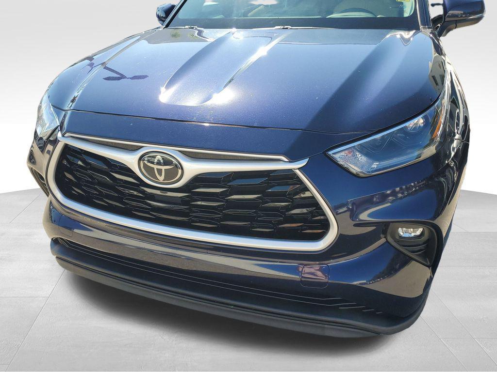 used 2021 Toyota Highlander car, priced at $26,772