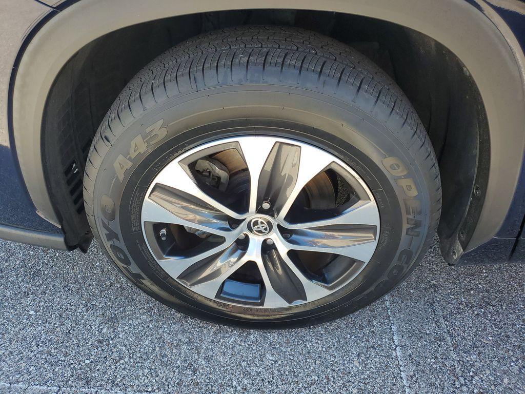 used 2021 Toyota Highlander car, priced at $26,772