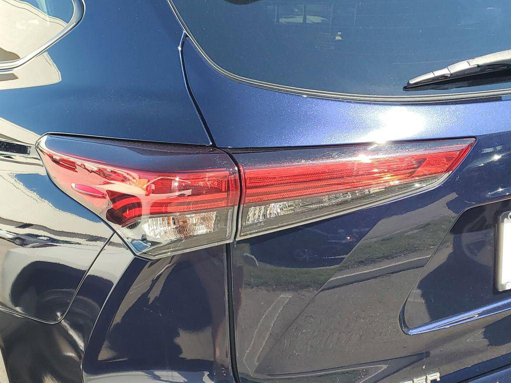 used 2021 Toyota Highlander car, priced at $26,772