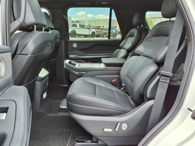 new 2025 Lincoln Navigator car, priced at $109,305