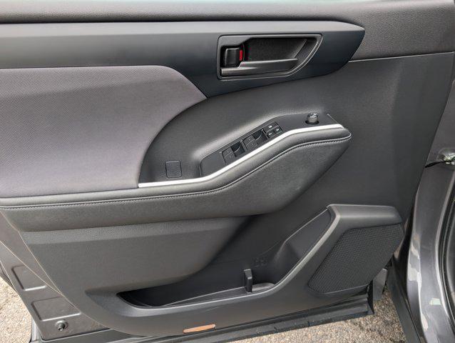 used 2023 Toyota Highlander car, priced at $32,997