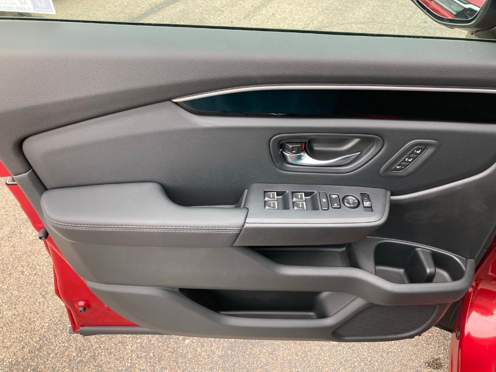 new 2025 Honda Pilot car, priced at $45,300