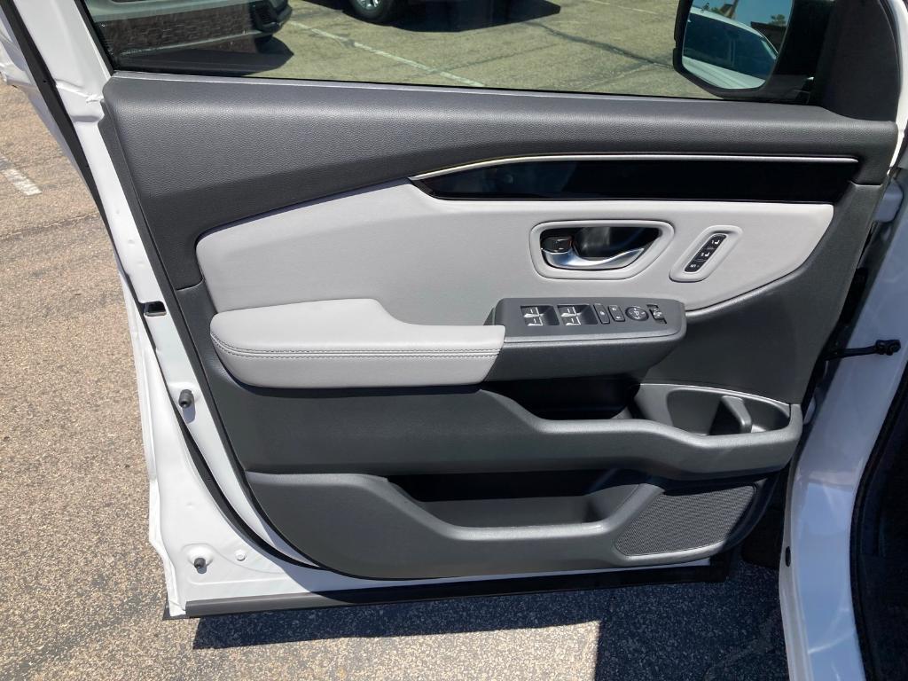 new 2025 Honda Pilot car, priced at $50,755
