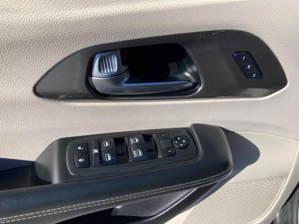 used 2021 Chrysler Pacifica Hybrid car, priced at $20,993