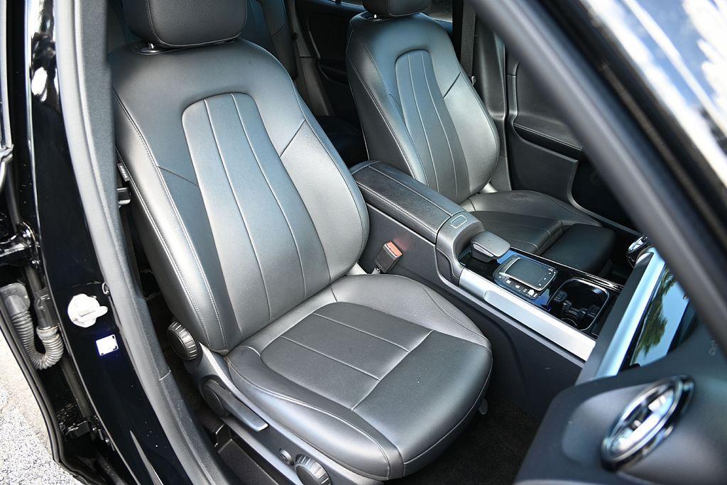 used 2022 Mercedes-Benz GLB 250 car, priced at $27,359