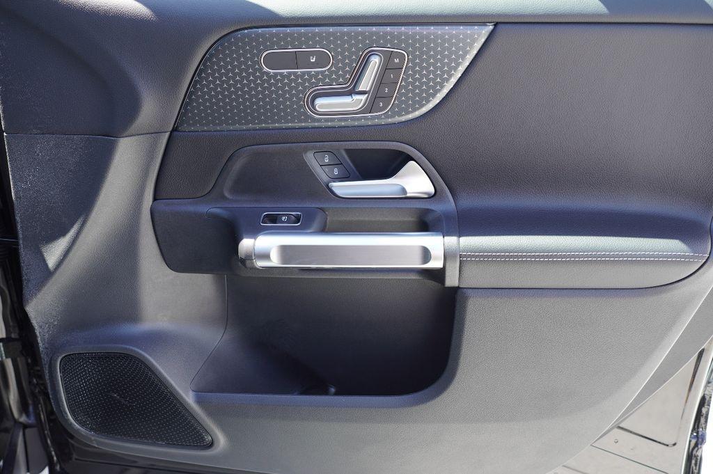 new 2025 Mercedes-Benz GLB 250 car, priced at $45,221