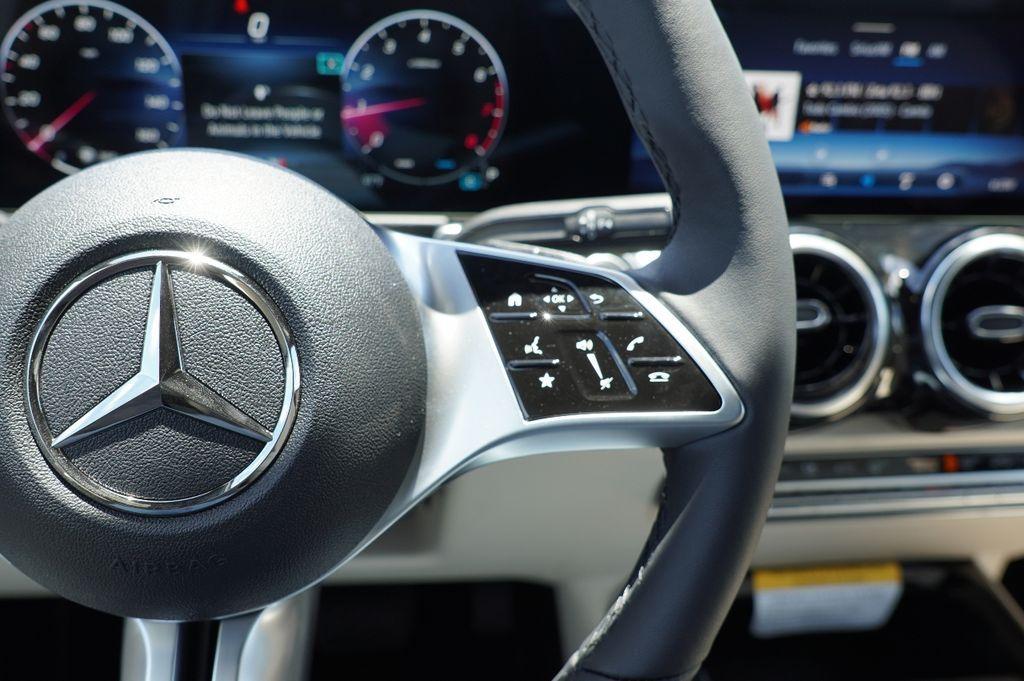 new 2025 Mercedes-Benz GLB 250 car, priced at $45,528