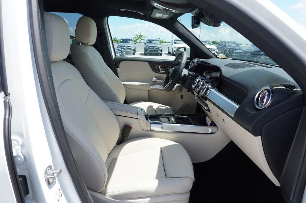 new 2025 Mercedes-Benz GLB 250 car, priced at $45,490