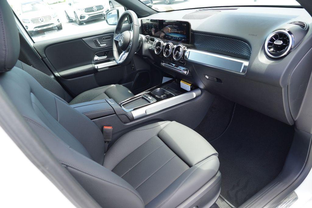 new 2025 Mercedes-Benz GLB 250 car, priced at $43,388