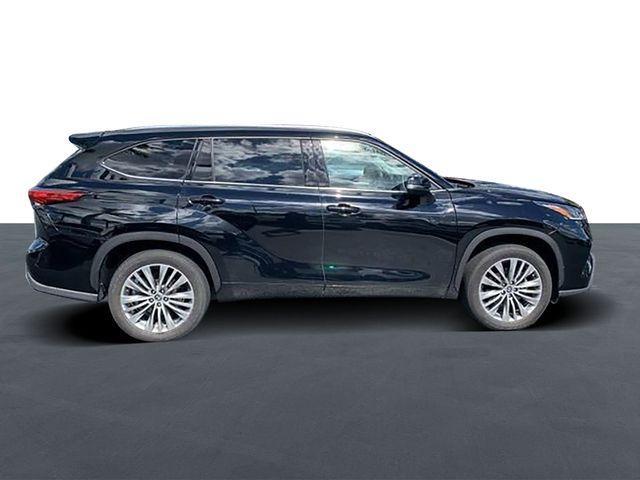 used 2022 Toyota Highlander car, priced at $36,990