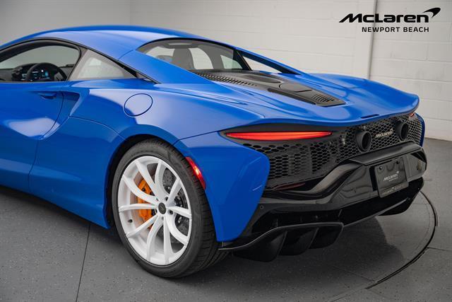 new 2025 McLaren Artura car, priced at $303,208