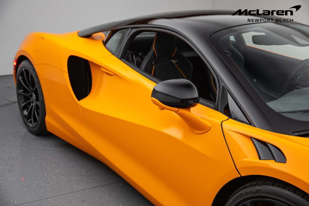 new 2025 McLaren Artura car, priced at $290,658