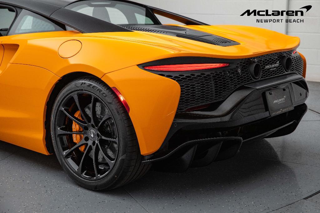 new 2025 McLaren Artura car, priced at $290,658