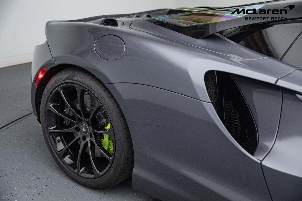 new 2025 McLaren Artura car, priced at $315,650