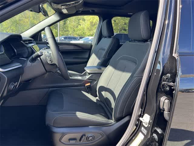 new 2025 Jeep Grand Cherokee car, priced at $40,345