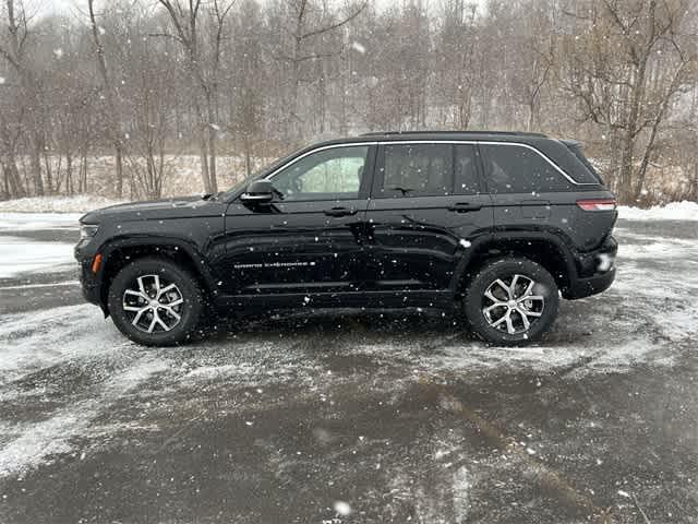 new 2025 Jeep Grand Cherokee car, priced at $44,295