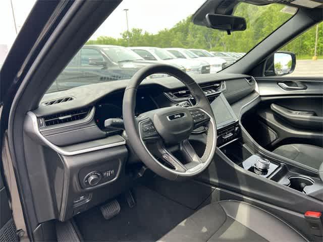 new 2025 Jeep Grand Cherokee car, priced at $42,900
