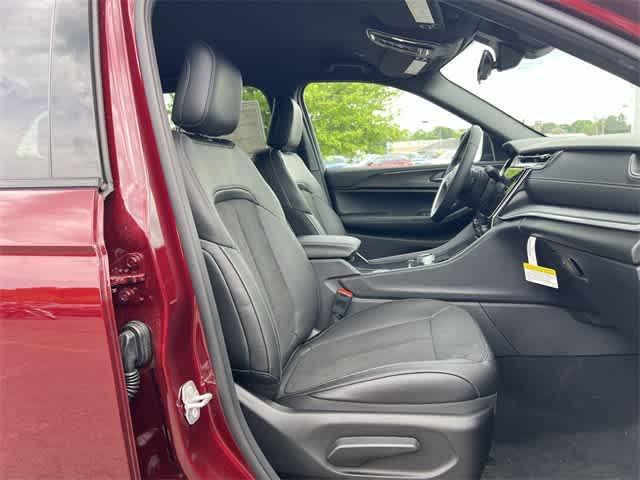 new 2025 Jeep Grand Cherokee car, priced at $42,900