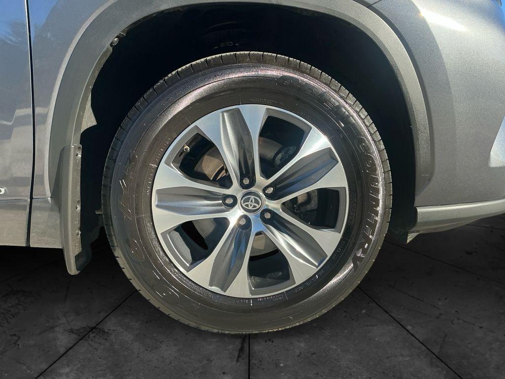 used 2024 Toyota Highlander Hybrid car, priced at $41,500