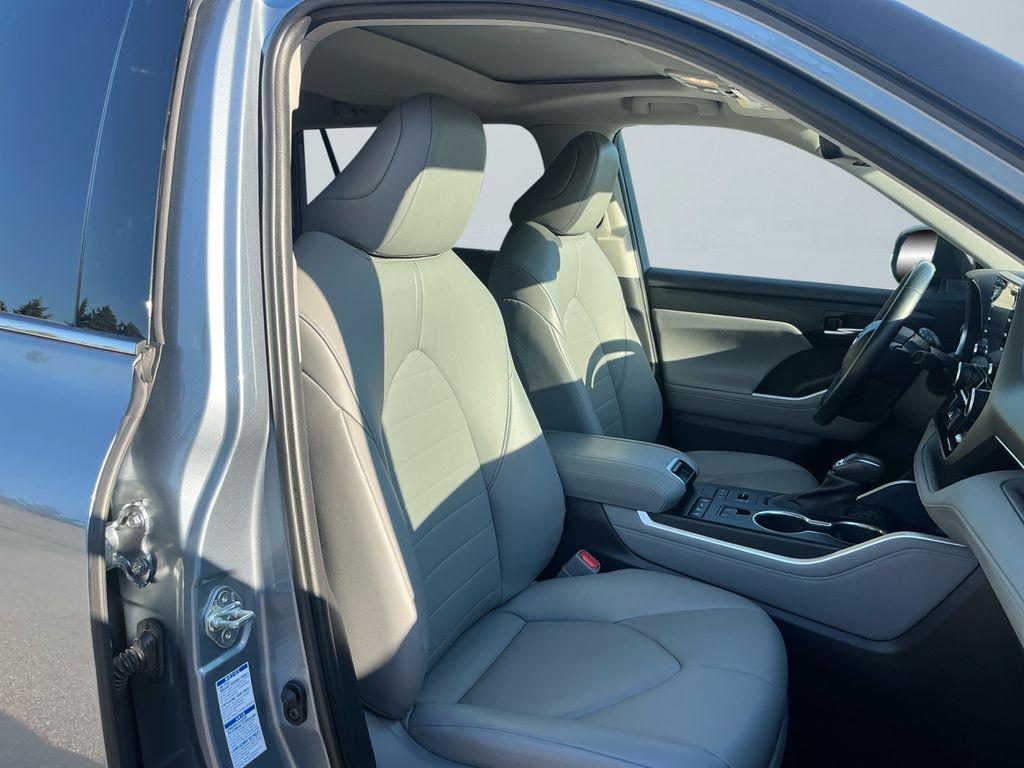 used 2021 Toyota Highlander car, priced at $31,000