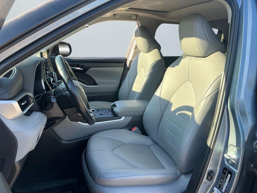 used 2021 Toyota Highlander car, priced at $31,000